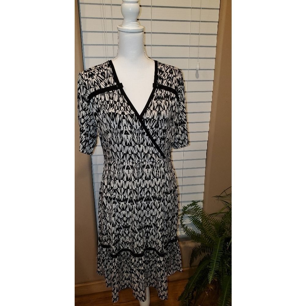 Elle Black & White V Neckline Dress Large